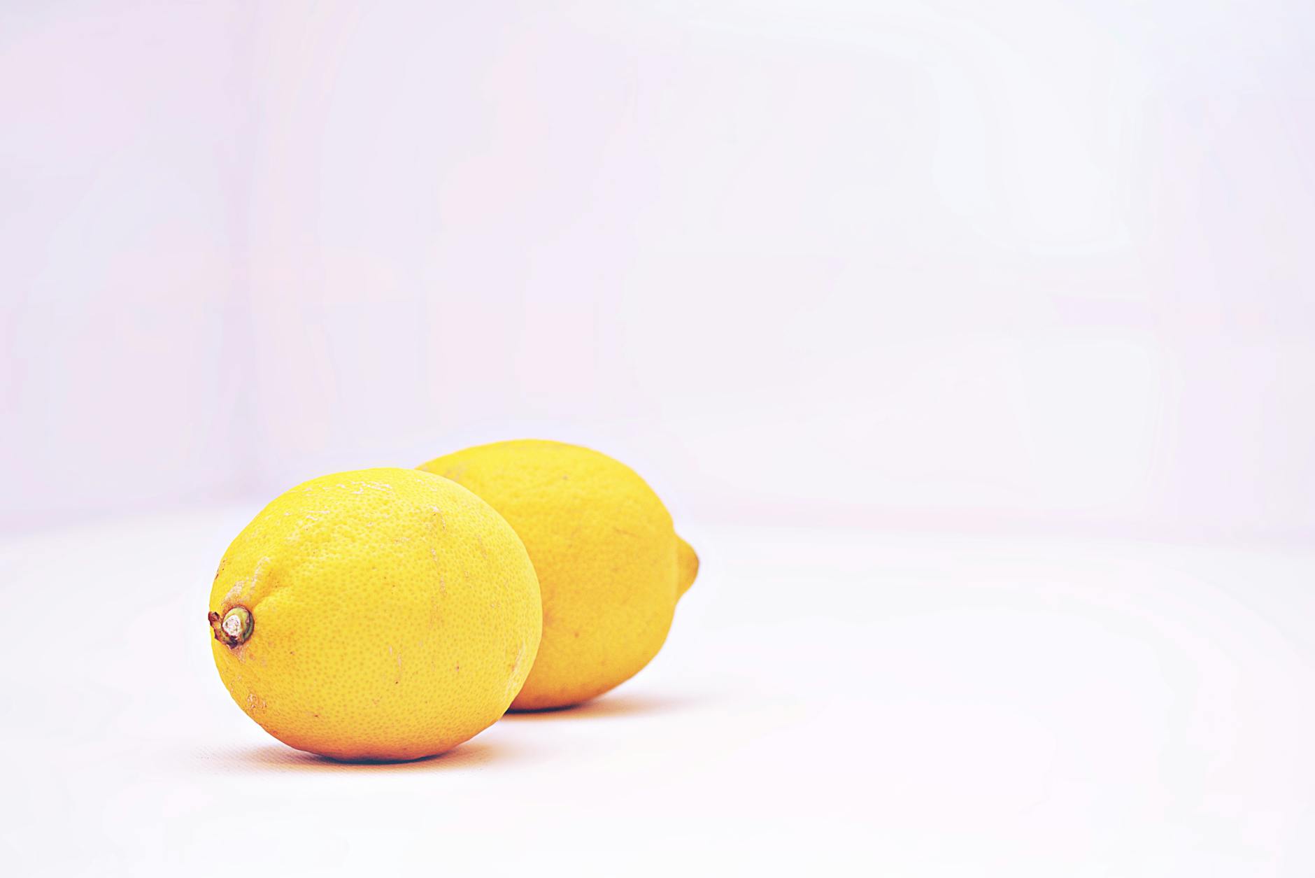 Due mani in coppa che tengono limoni freschi, simbolo di vitalità e rinascita della coppia