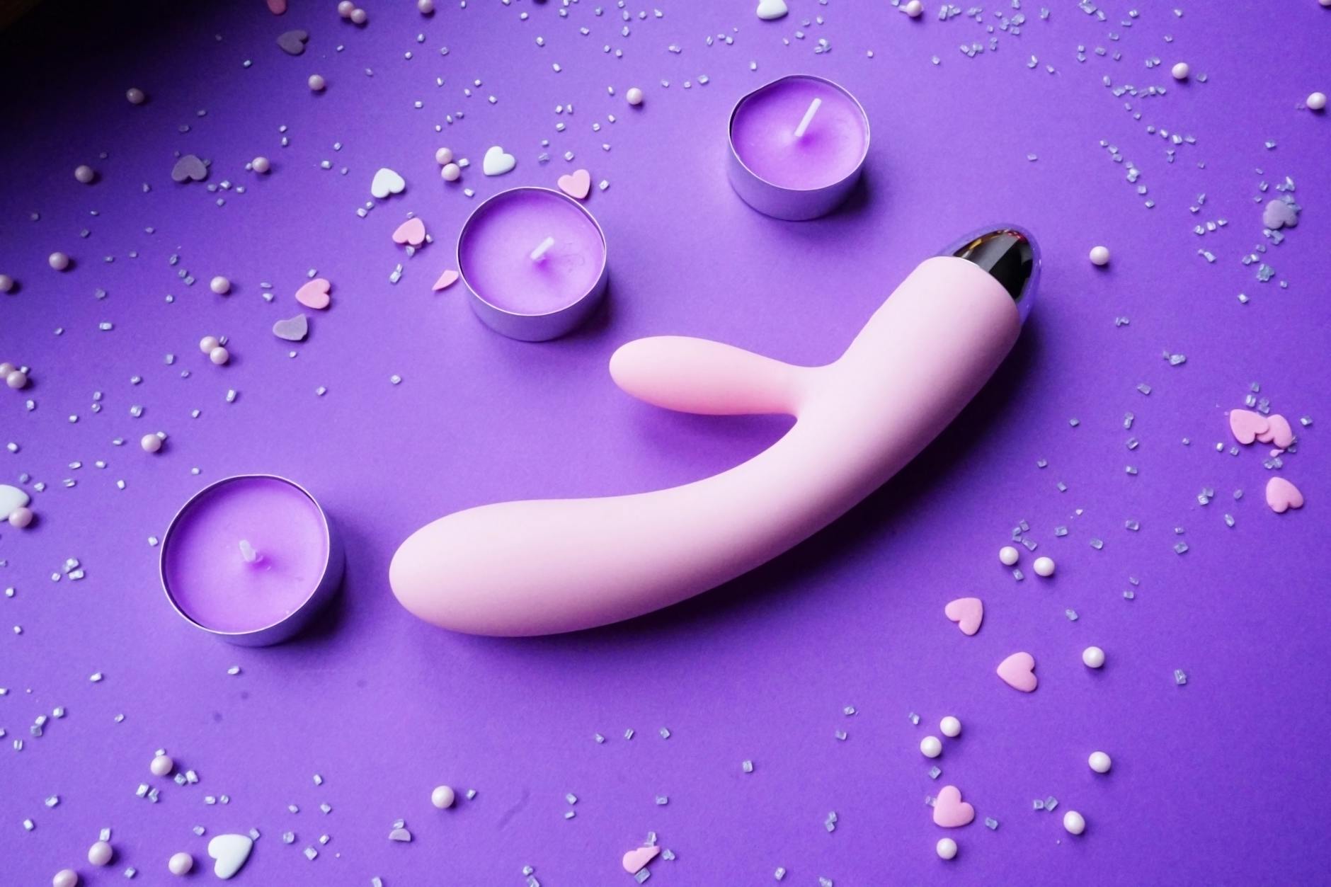 Lemon vibrators sullo sfondo viola con cuori e candele per un'atmosfera romantica
